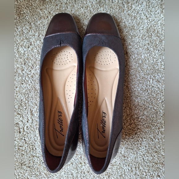 NWOT Trotters Danelle Burgundy Shimmer/Patent Pump. Womens size 7.5N - Picture 4 of 10